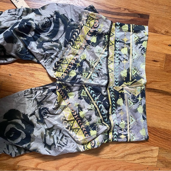 TEEKI Tribal Roses Low Rise Yoga Fitness Leggings Medium Athleisure Boho - Picture 9 of 9
